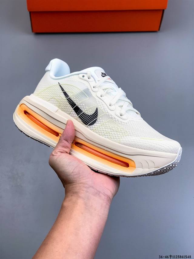 公司级！Nike Vomero premium 耐克顶级迈柔 路跑鞋，通过超强缓震与舒适度的全面提升令跑步更加轻松，缓解冲击压力，加快恢复节奏。 Nike Vo