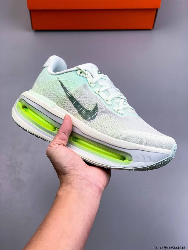 公司级！Nike Vomero premium 耐克顶级迈柔 路跑鞋，通过超强缓震与舒适度的全面提升令跑步更加轻松，缓解冲击压力，加快恢复节奏。 Nike Vo