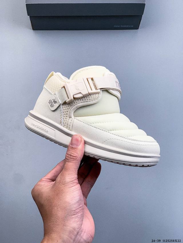 New Balance 新百伦 童鞋 采用真皮拼接透气网眼织物鞋面，橡胶组合大底提供足步弓支撑，防滑耐磨保持步态稳定，后跟搭载外露缓震胶 1125250X22