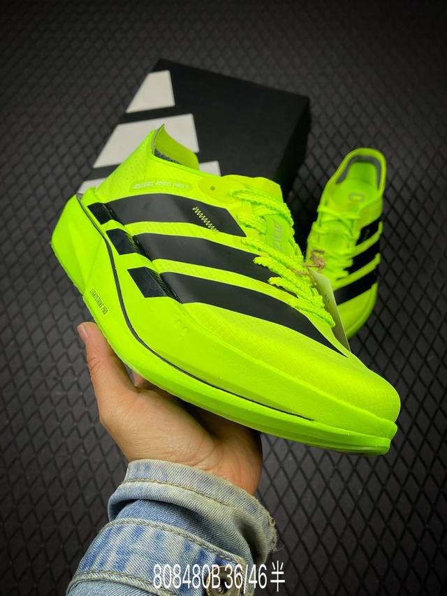 B Adidas Adizero Adios 5 M 阿迪超轻透气缓震跑鞋 全掌碳板 整体外观造型与Adizero Adios pro Evo 1非常相似 中底