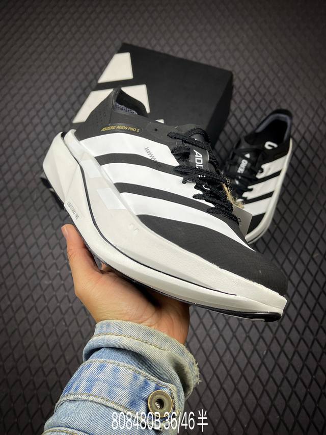 B Adidas Adizero Adios 5 M 阿迪超轻透气缓震跑鞋 全掌碳板 整体外观造型与Adizero Adios pro Evo 1非常相似 中底