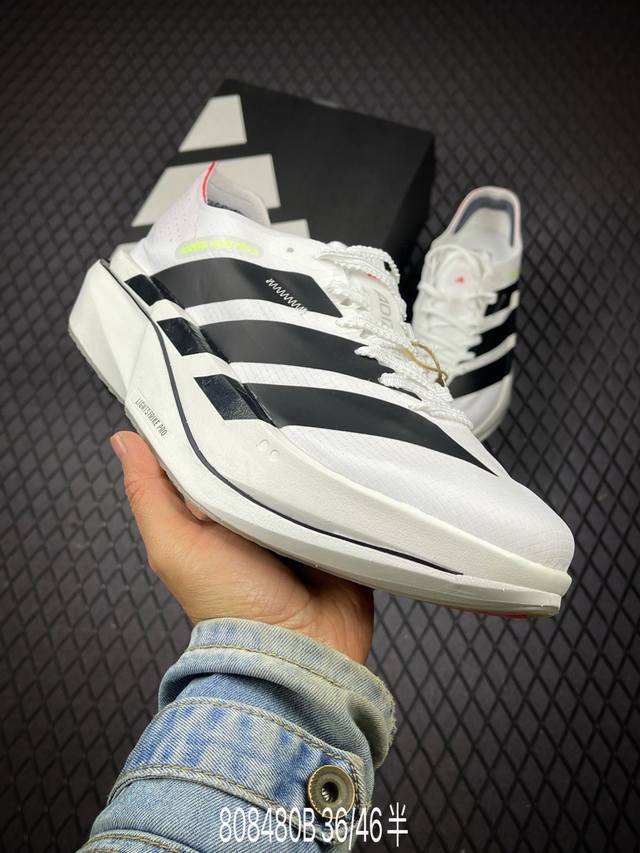 B Adidas Adizero Adios 5 M 阿迪超轻透气缓震跑鞋 全掌碳板 整体外观造型与Adizero Adios pro Evo 1非常相似 中底