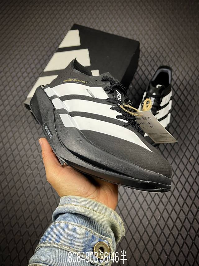 B Adidas Adizero Adios 5 M 阿迪超轻透气缓震跑鞋 全掌碳板 整体外观造型与Adizero Adios pro Evo 1非常相似 中底