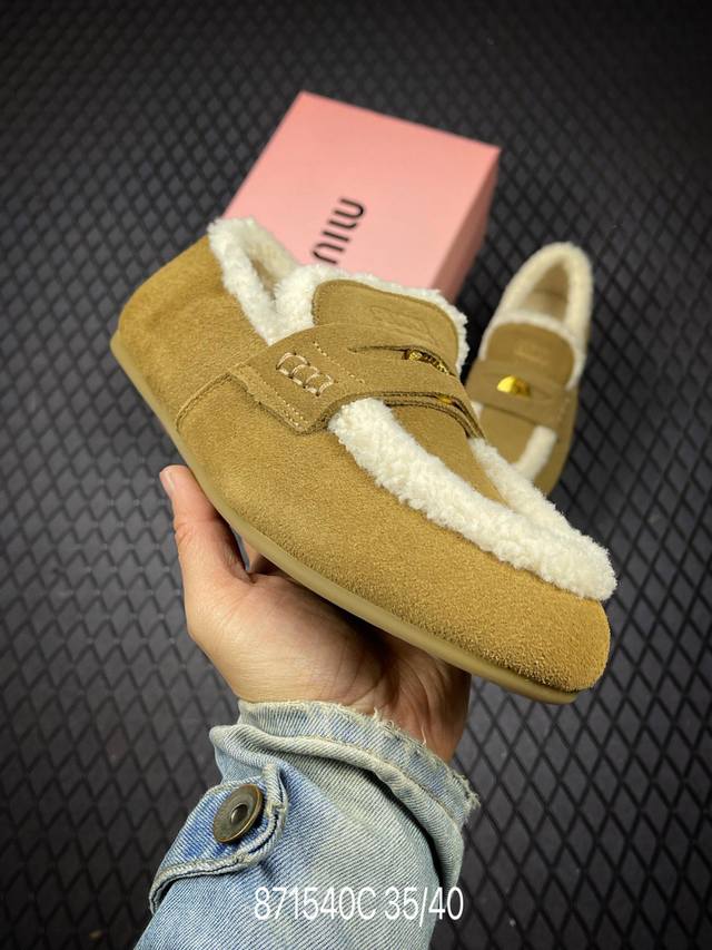 C Miumiu缪缪25秋冬驾车钱币款100%纯羊毛乐福豆豆鞋 走秀新款 开车小姐姐的福音 复古时尚 简约高级 随意搭配 上脚非常舒适 鞋面采用金币和压花徽标L
