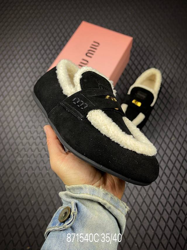 C Miumiu缪缪25秋冬驾车钱币款100%纯羊毛乐福豆豆鞋 走秀新款 开车小姐姐的福音 复古时尚 简约高级 随意搭配 上脚非常舒适 鞋面采用金币和压花徽标L