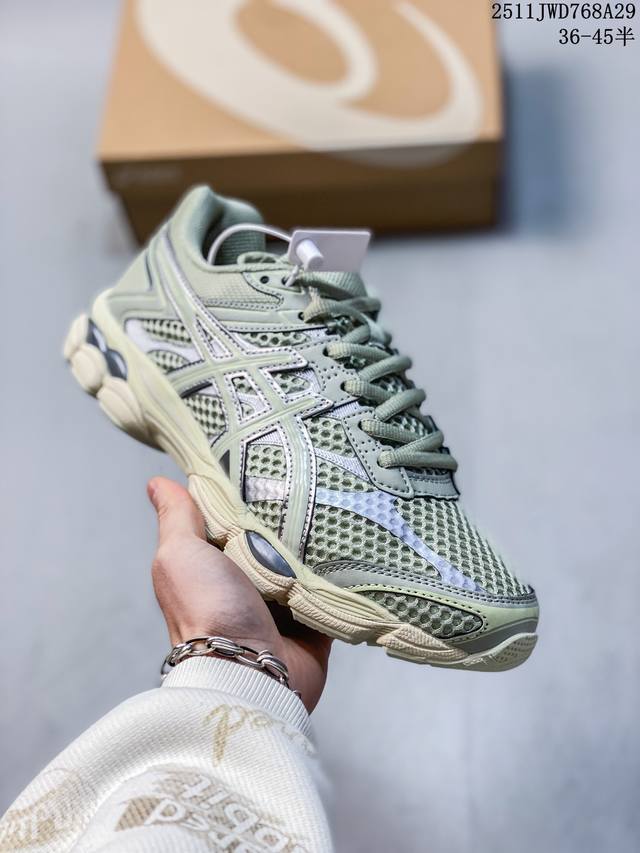 Asics Gel-Cumulus 16 带来 Cloud Grey 与 Cream 两款配色，其中 Cloud Grey 呈现简洁的单色调风格，而 Cream