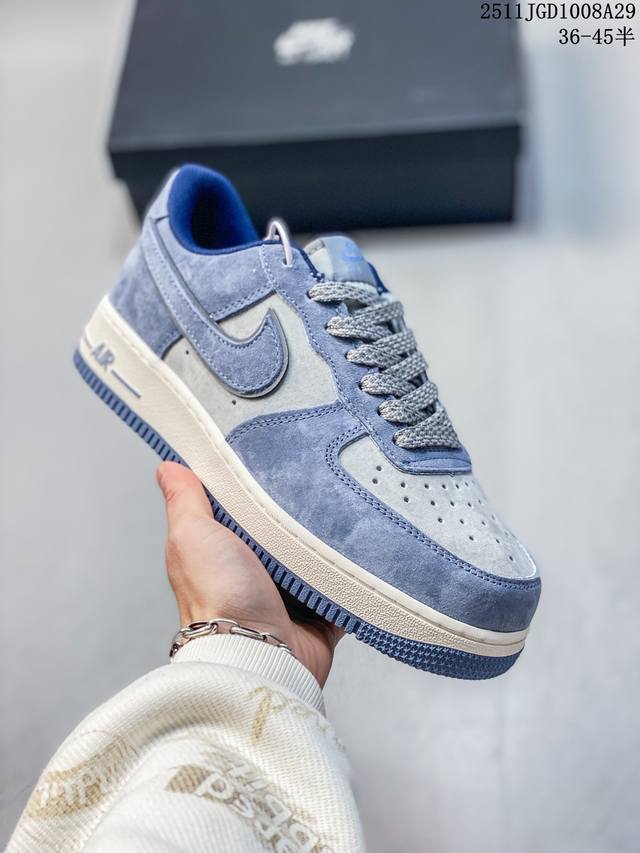 耐克 Nike Air Force 1 '07 Low 空军一号含气垫 低帮百搭厚底增高休闲运动板鞋。柔软、弹性十足的缓震性能和出色的中底设计，横跨复古与现代的