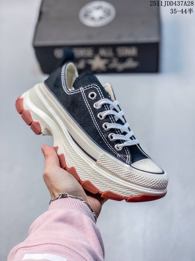 匡威100周年日本限定米白低帮厚底增高帆布鞋、小个子种草机上线 谁不买这双鞋我都会伤心的 帆布竟然是软的、打破了匡威的磨脚诅咒。生胶色牛津底很有复古感而且穿上去