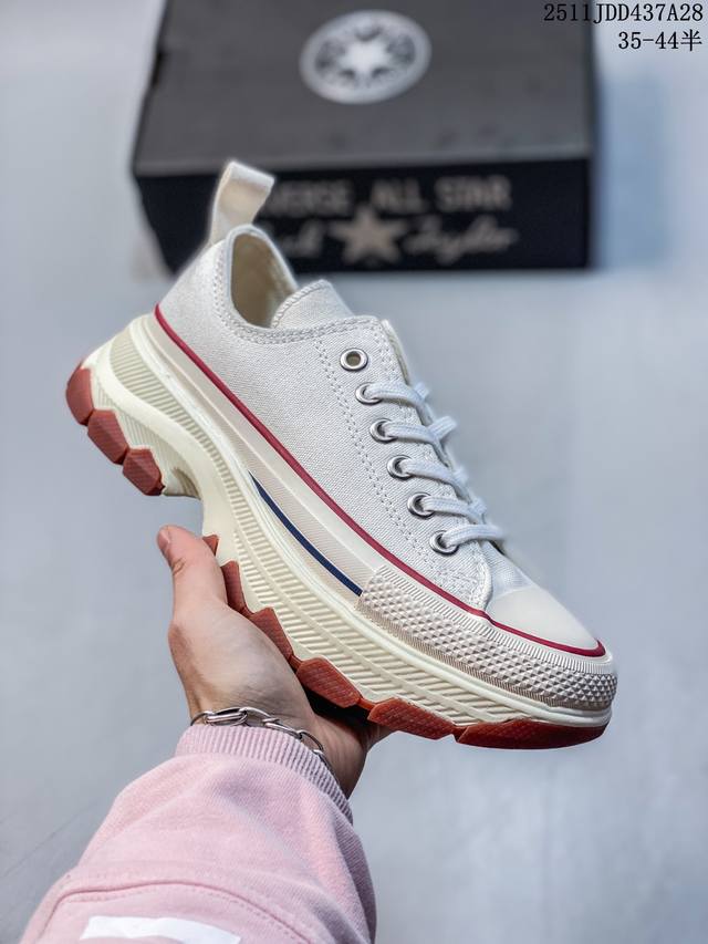 匡威100周年日本限定米白低帮厚底增高帆布鞋、小个子种草机上线 谁不买这双鞋我都会伤心的 帆布竟然是软的、打破了匡威的磨脚诅咒。生胶色牛津底很有复古感而且穿上去