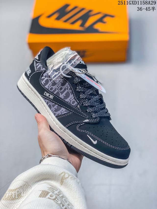 乔丹Fragment X Travis Scott Xdior Air Jordan 1 Low 三方联名倒钩，整双鞋以全荔枝皮打造，腰身搭配白色 倒勾 ，再点