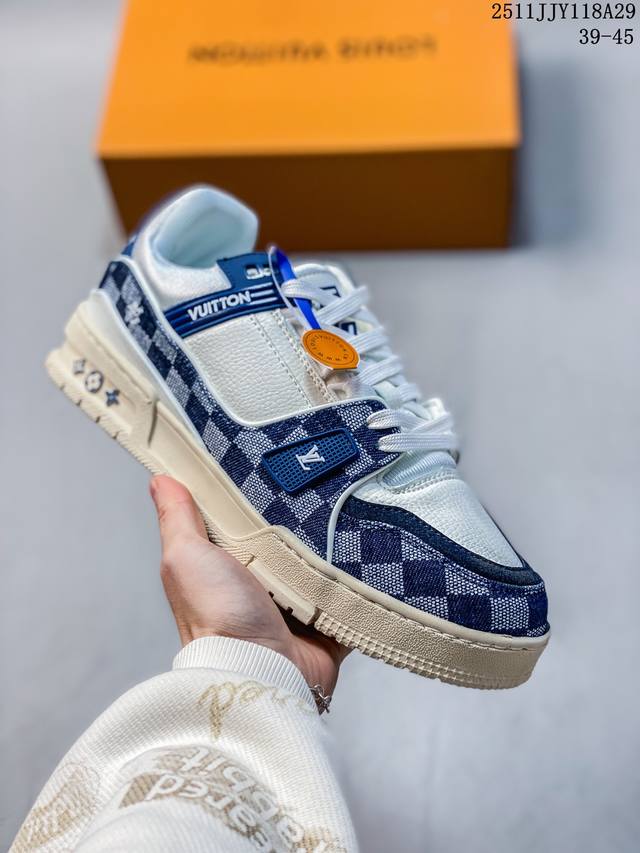 Louis Vuitton 路易威登 广东原产，采用皮革鞋面材质，，内里全小羊皮打造及去味海玻璃脚垫，外置耐磨橡胶大底全新Lv路易威登Louis Vuitton