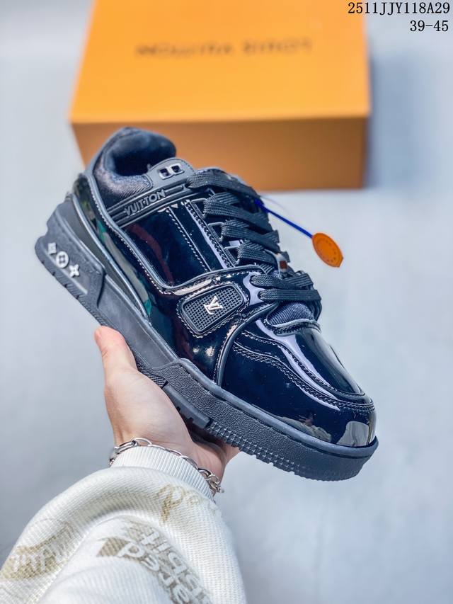 Louis Vuitton 路易威登 广东原产，采用皮革鞋面材质，，内里全小羊皮打造及去味海玻璃脚垫，外置耐磨橡胶大底全新Lv路易威登Louis Vuitton