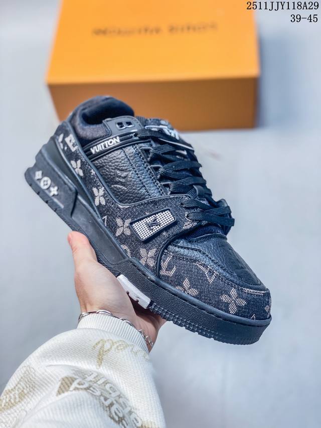 Louis Vuitton 路易威登 广东原产，采用皮革鞋面材质，，内里全小羊皮打造及去味海玻璃脚垫，外置耐磨橡胶大底全新Lv路易威登Louis Vuitton