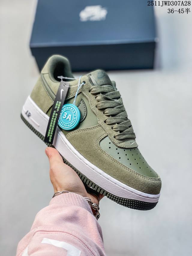 公司级耐克Nike Air Force 1’07空军一号低帮百搭休闲运动板鞋。柔软、弹性十足的缓震性能和出色的中底设计，横跨复古与现代的外型结合，造就出风靡全球