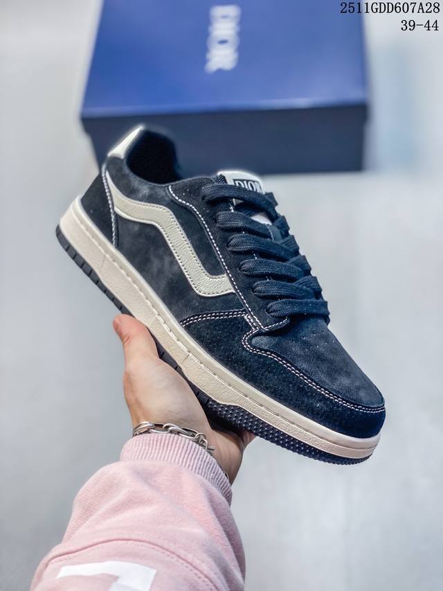 迪奥Dior新品轻便休闲跑步运动鞋系列 广东品质原厂 原装套装配件官方同源 采用精选面料 舒适内里 鞋面走线工整 清晰质感 高端时尚 简约大气 防滑舒适 鞋底采