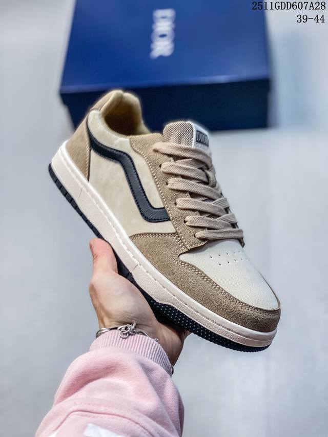 迪奥Dior新品轻便休闲跑步运动鞋系列 广东品质原厂 原装套装配件官方同源 采用精选面料 舒适内里 鞋面走线工整 清晰质感 高端时尚 简约大气 防滑舒适 鞋底采