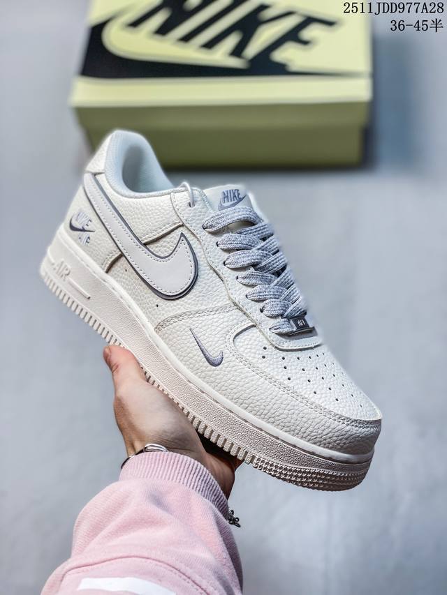 公司级耐克Nike Air Force 1’07空军一号低帮百搭休闲运动板鞋。柔软、弹性十足的缓震性能和出色的中底设计，横跨复古与现代的外型结合，造就出风靡全球
