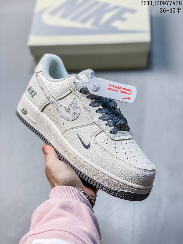 公司级耐克Nike Air Force 1’07空军一号低帮百搭休闲运动板鞋。柔软、弹性十足的缓震性能和出色的中底设计，横跨复古与现代的外型结合，造就出风靡全球