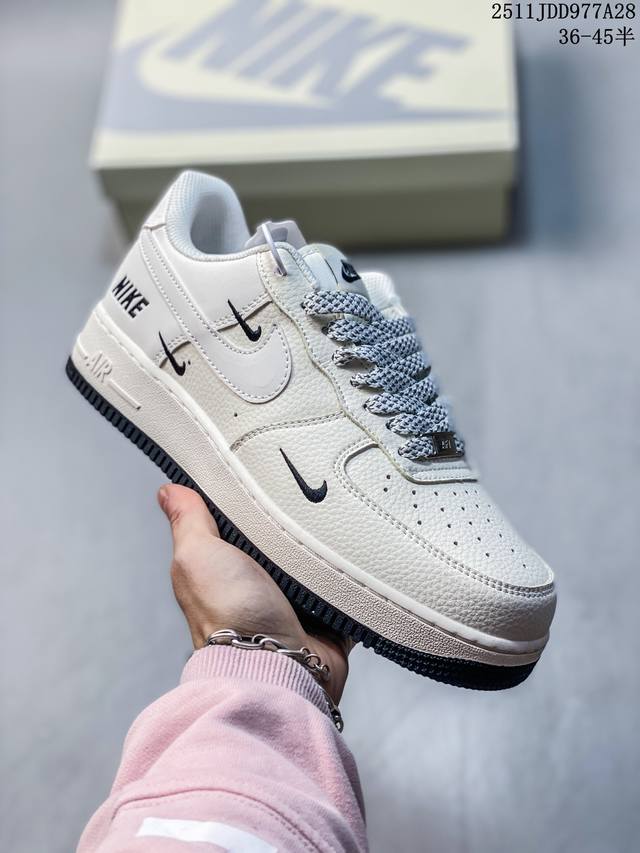 公司级耐克Nike Air Force 1’07空军一号低帮百搭休闲运动板鞋。柔软、弹性十足的缓震性能和出色的中底设计，横跨复古与现代的外型结合，造就出风靡全球