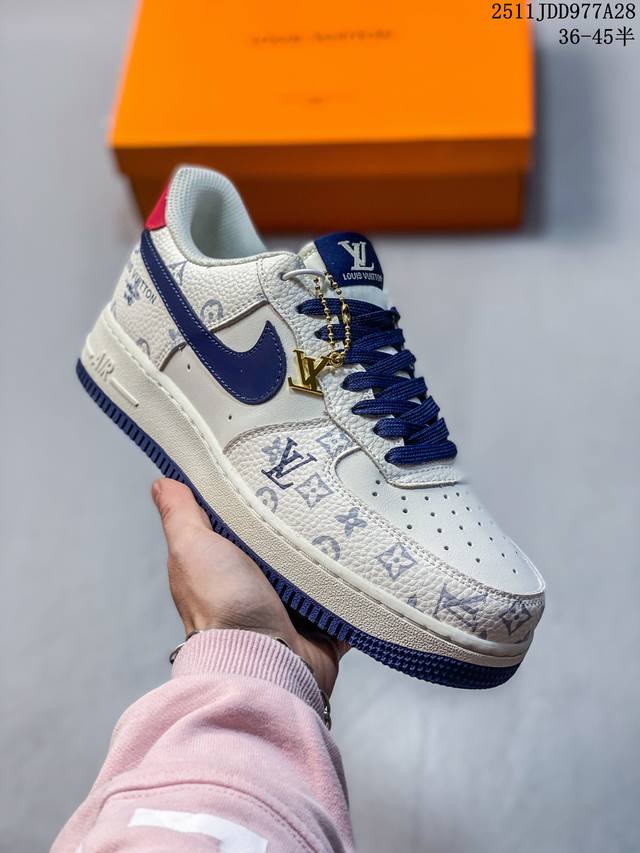 公司级耐克Nike Air Force 1’07空军一号低帮百搭休闲运动板鞋。柔软、弹性十足的缓震性能和出色的中底设计，横跨复古与现代的外型结合，造就出风靡全球