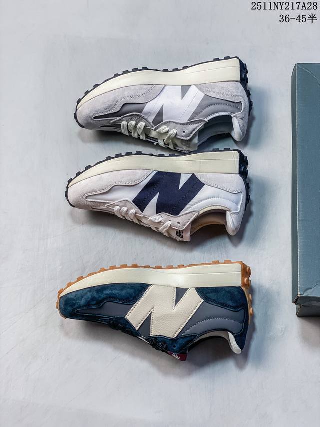 真标New Balance 327系列 复古休闲运动慢跑鞋 以更纯粹的复古风格设计打造的全新造型 侧身还以解构设计 将 N 字标志以做旧压花样式呈现 官方货号: