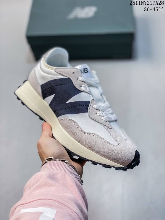 真标New Balance 327系列 复古休闲运动慢跑鞋 以更纯粹的复古风格设计打造的全新造型 侧身还以解构设计 将 N 字标志以做旧压花样式呈现 官方货号: