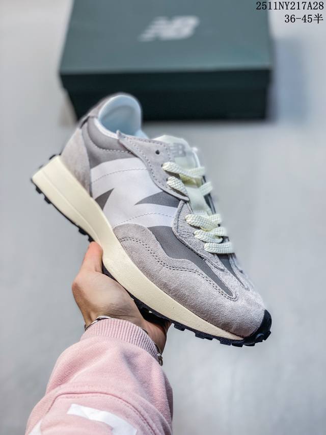 真标New Balance 327系列 复古休闲运动慢跑鞋 以更纯粹的复古风格设计打造的全新造型 侧身还以解构设计 将 N 字标志以做旧压花样式呈现 官方货号:
