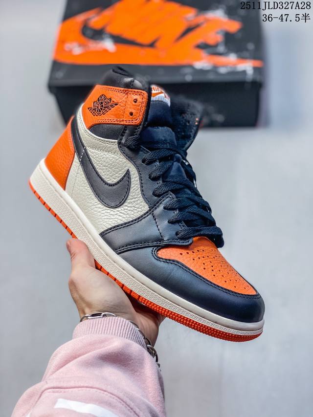耐克 男女鞋 Nike Air Jordan 1 Retro High Og 乔丹一代Aj1 乔1 Aj1 篮球鞋复刻运动鞋。皮面高帮板鞋的设计灵感源自运动夹克