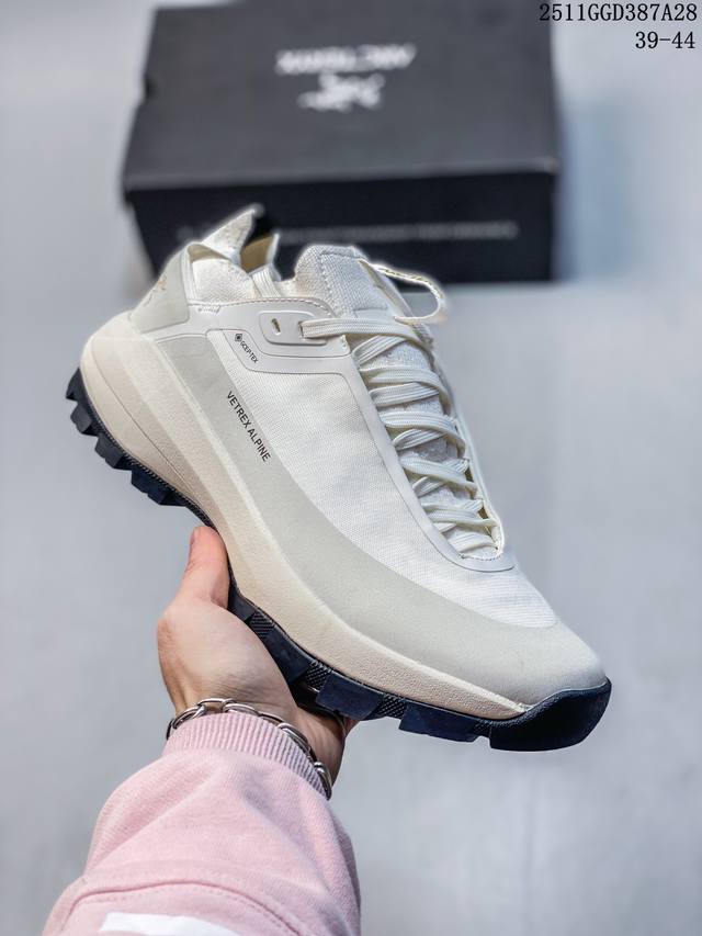 Arc’ Teryx 始祖鸟 Vertex Alpine Gtx 低帮登山鞋 加拿大户外服饰品牌 1989年创立于加拿大温哥华 始祖鸟来自加拿大海岸山脉 植根高