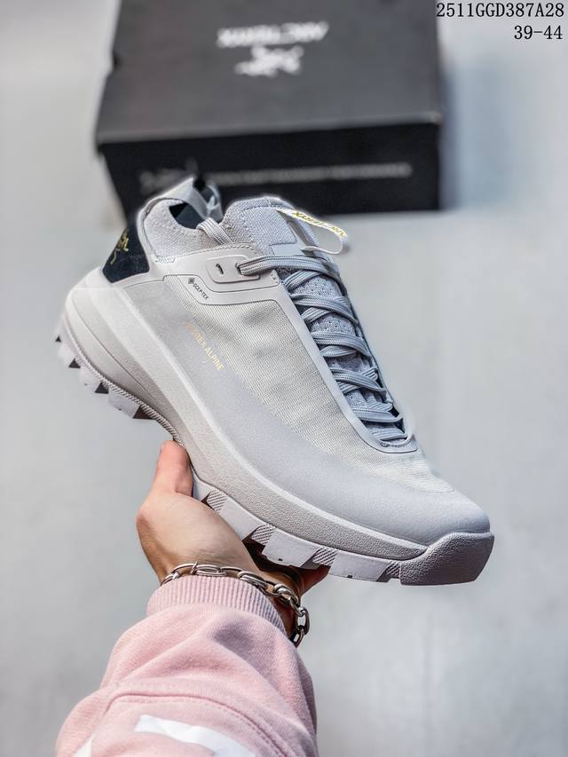 Arc’ Teryx 始祖鸟 Vertex Alpine Gtx 低帮登山鞋 加拿大户外服饰品牌 1989年创立于加拿大温哥华 始祖鸟来自加拿大海岸山脉 植根高