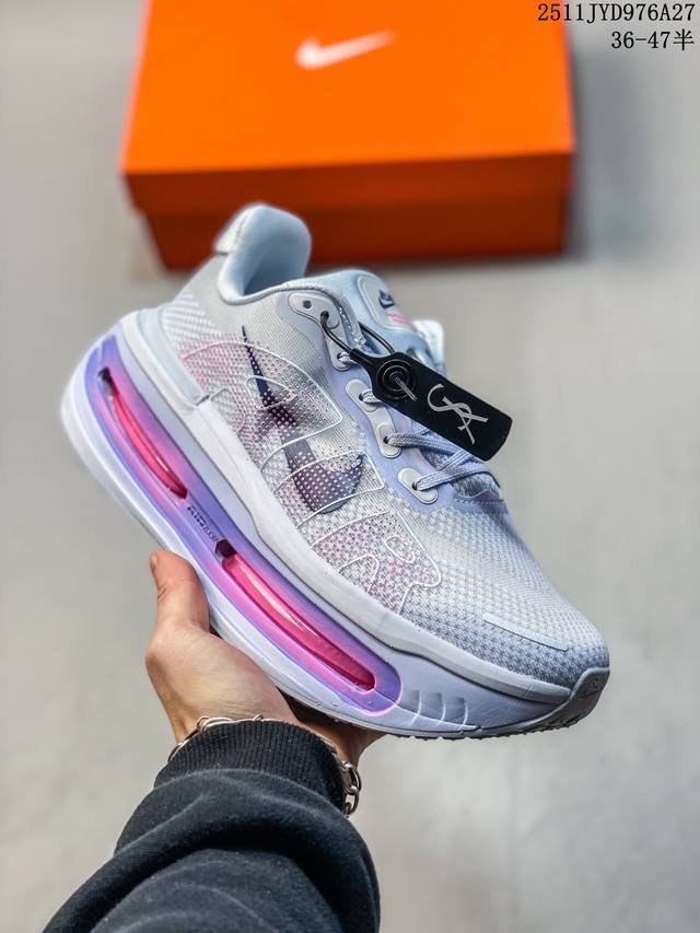 公司级耐克 Nike Vomero premium 耐克 飞马 舒适减震防滑 低帮跑步鞋 全掌Reactx泡绵中底 前掌和后跟还配备了Air Zoom气垫单元