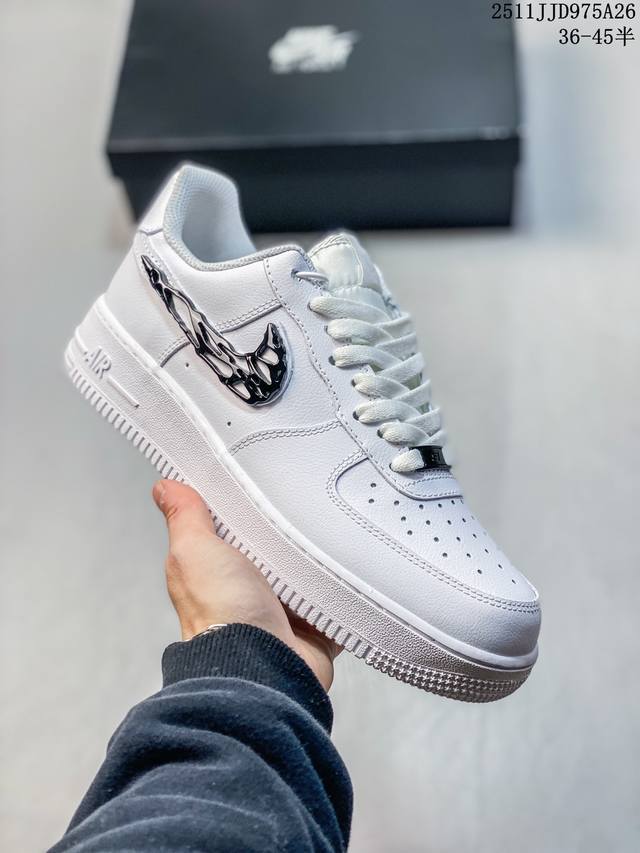 真标耐克Nike Air Force 1 Low 空军一号低帮百搭休闲运动板鞋。柔软、弹性十足的缓震性能和出色的中底设计，横跨复古与现代的外型结合，造就出风靡全
