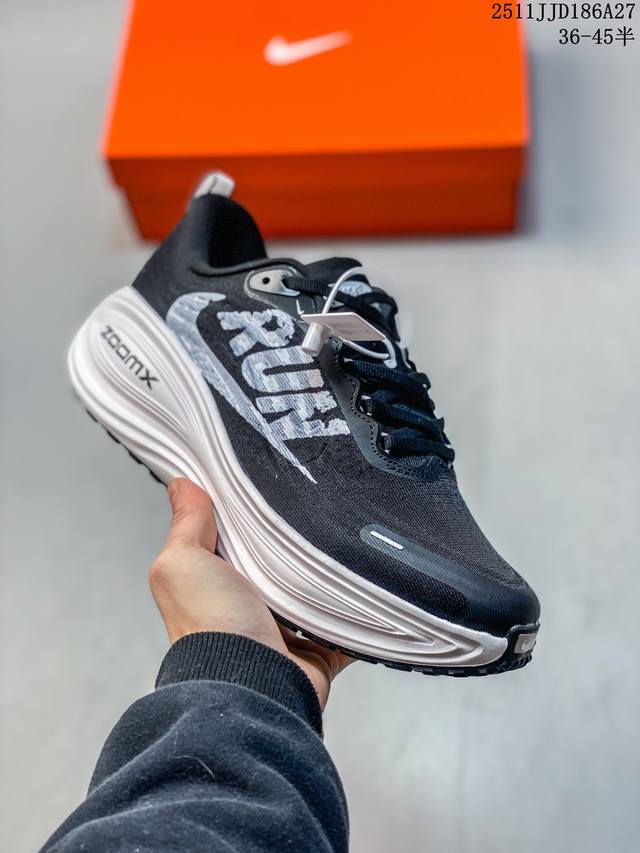 Nike 耐克 升级原楦原数据开发纸版，采用科技织法轻盈织物合成鞋面材质，Zoomx 泡绵后跟和前掌 Reactx 泡绵，外置外置防滑耐磨橡胶底片造舒适迈步体验