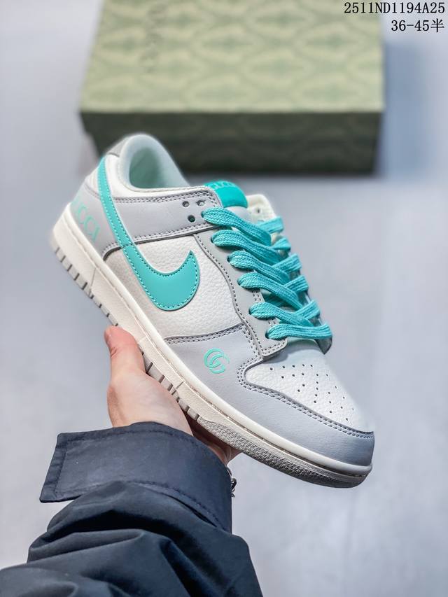 蛇年限量发售！#蛇年先行者公司级 #Sb Duck Low “白灰蛇鳞高奢蛇年定制款” 个性的设计风格以及品牌的经典元素 使其成为一双具有独特身份和价值的鞋子