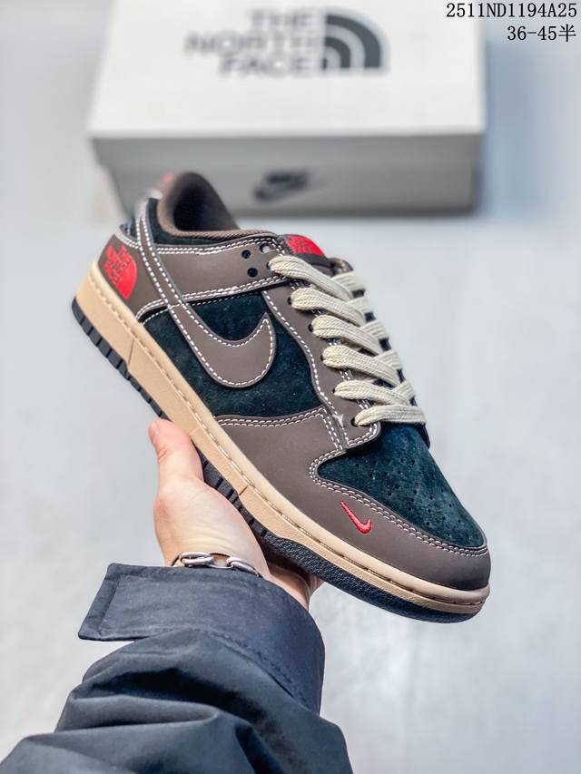 蛇年限量发售！#蛇年先行者公司级 #Sb Duck Low “白灰蛇鳞高奢蛇年定制款” 个性的设计风格以及品牌的经典元素 使其成为一双具有独特身份和价值的鞋子