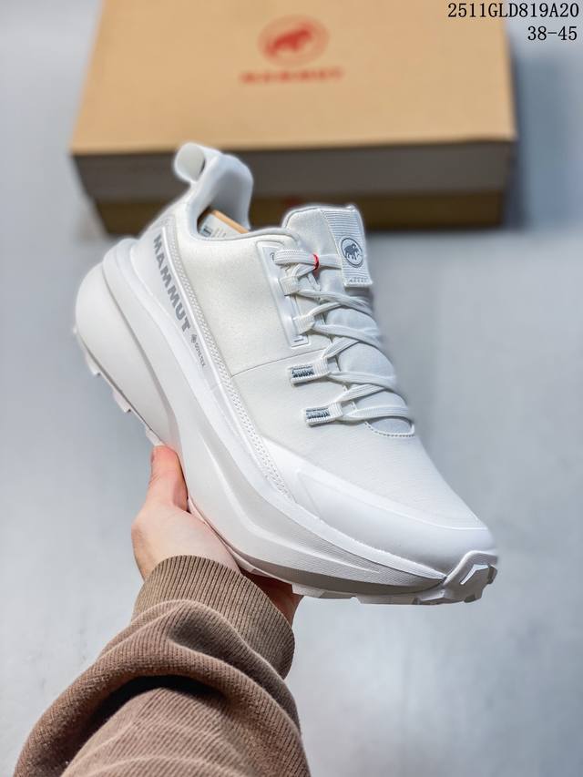 Mammut猛犸象 户外机能训练 登山鞋采用了专业的鞋底设计 耐磨的橡胶大底和特殊的防滑纹路设计 无论是在崎岖的山路还是湿滑的岩石上 都能为穿着者提供稳固的支撑