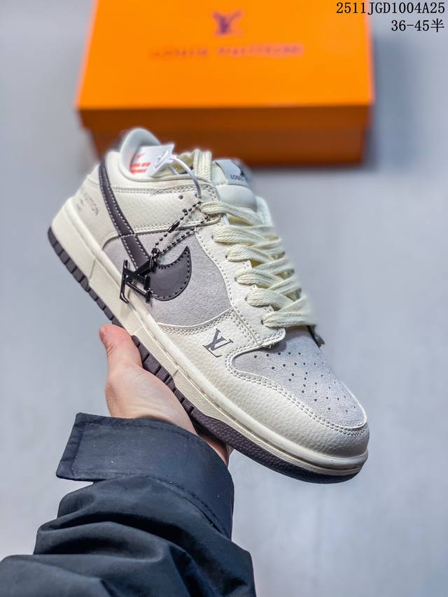 耐克 Nike Dunk Low Retro 运动鞋复古板鞋，作为 80 年代经典篮球鞋款，起初专为硬木球场打造，后来成为席卷街头的时尚标杆，现以经典细节和复古