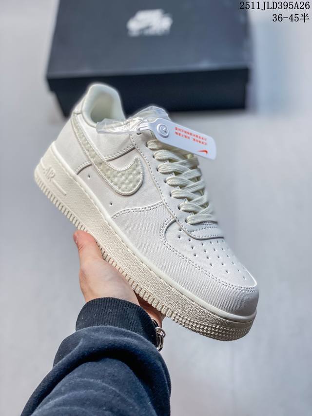 耐克 Nike Air Force 1 ’07 空军一号低帮百搭休闲运动板鞋。柔软、弹性十足的缓震性能和出色的中底设计，横跨复古与现代的外型结合，造就出风靡全球