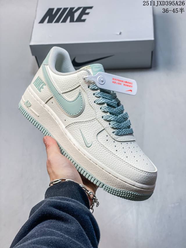 耐克Nike Air Force 1“07 Lv8空军一号低帮百搭休闲运动板鞋。柔软、弹性十足的缓震性能和出色的中底设计，横跨复古与现代的外型结合，造就出风靡全