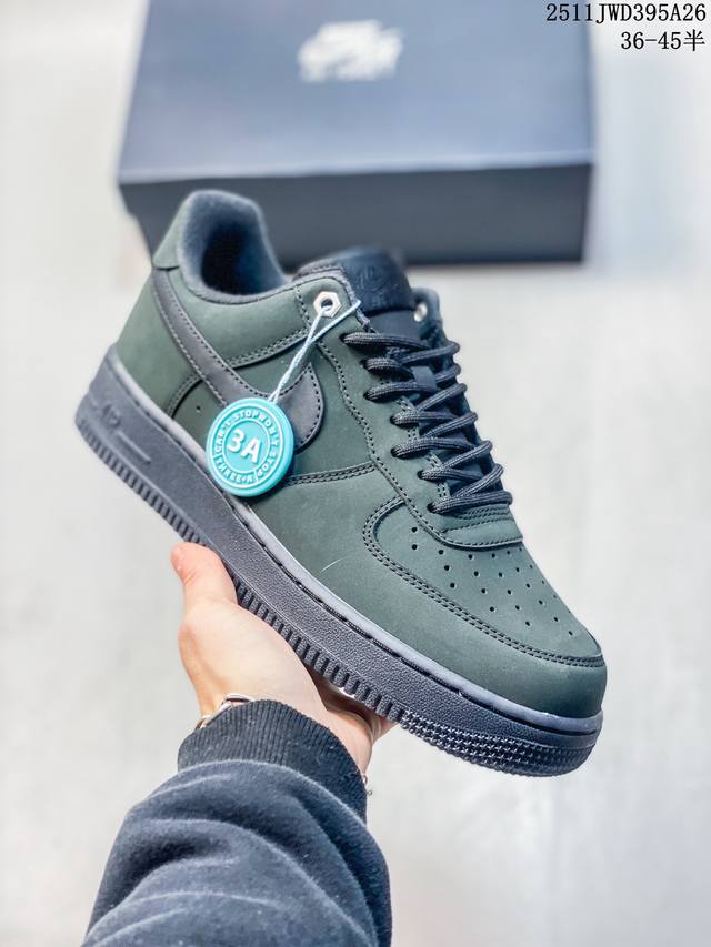 耐克Nike Air Force 1’07 Low空军一号低帮百搭休闲运动板鞋。柔软、弹性十足的缓震性能和出色的中底设计，横跨复古与现代的外型结合，造就出风靡全