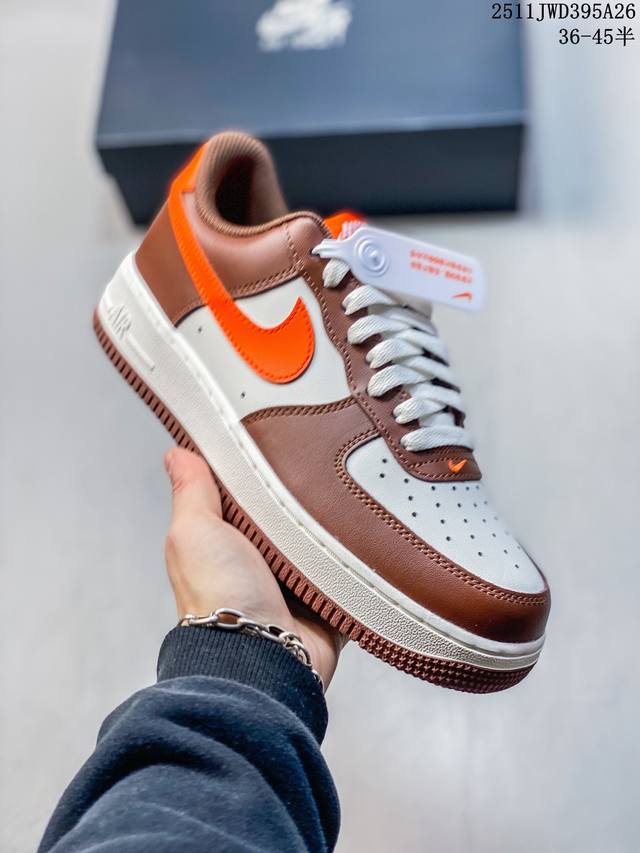 耐克Nike Air Force 1’07 Low空军一号低帮百搭休闲运动板鞋。柔软、弹性十足的缓震性能和出色的中底设计，横跨复古与现代的外型结合，造就出风靡全
