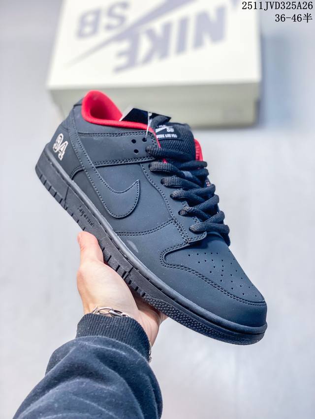 耐克Nike Dunk Low 板鞋 Sb系列经典百搭休闲运动板鞋加厚鞋舌的填充，使舒适性大大提升，同时也更方便穿脱中底部分则加入了脚感柔软舒适Zoomair气
