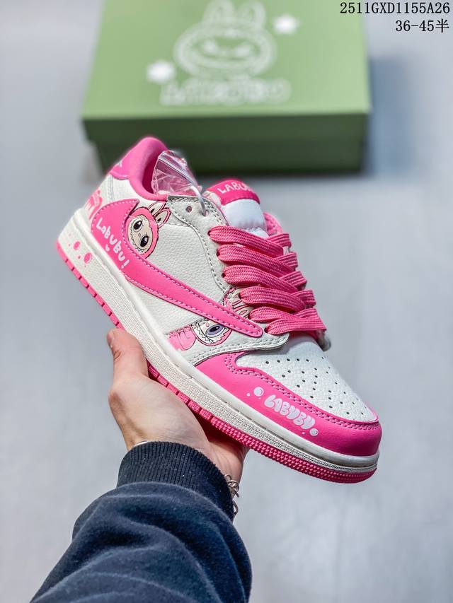 乔丹Fragment X Travis Scott Xdior Air Jordan 1 Low 三方联名倒钩，整双鞋以全荔枝皮打造，腰身搭配白色 倒勾 ，再点