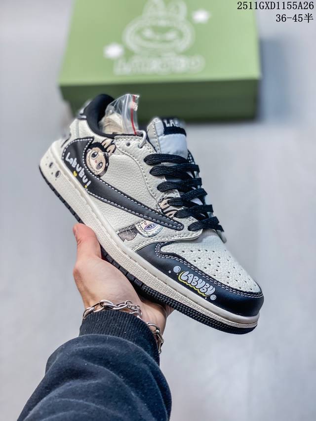 乔丹Fragment X Travis Scott Xdior Air Jordan 1 Low 三方联名倒钩，整双鞋以全荔枝皮打造，腰身搭配白色 倒勾 ，再点
