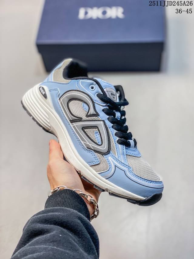 Dior 22Ss B30 运动鞋，以现代线条和科技面料打造灵动休闲格调。迪奥品牌大使王俊凯 动感演绎全新B30运动鞋，步履生风 11Jjd245A26