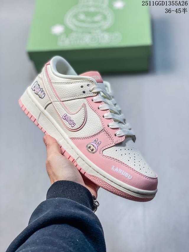 Nike Sb Dunk Low “Labubu拉布布联名---米白粉色呲牙印花” 高端定制 低帮休闲板鞋 定制鞋盒 大厂纯原品质出货 超高清洁度 皮料切割干净