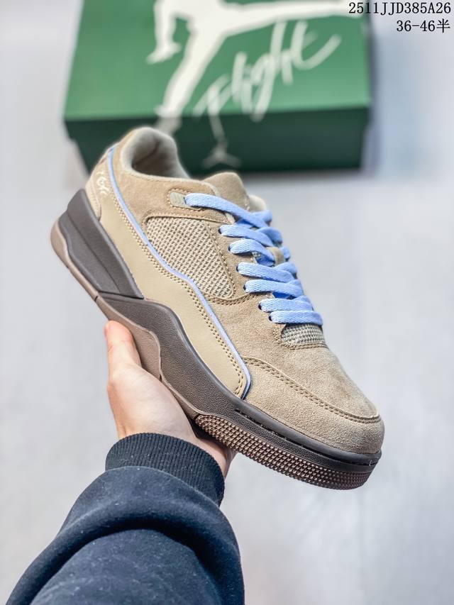 Air Jordan Flight Court 乔丹低帮复古篮球鞋 性价比天花板 设计简约又不失复古韵味 鞋内的鞋垫柔软且有弹性 能够很好地缓冲落地时的冲击力