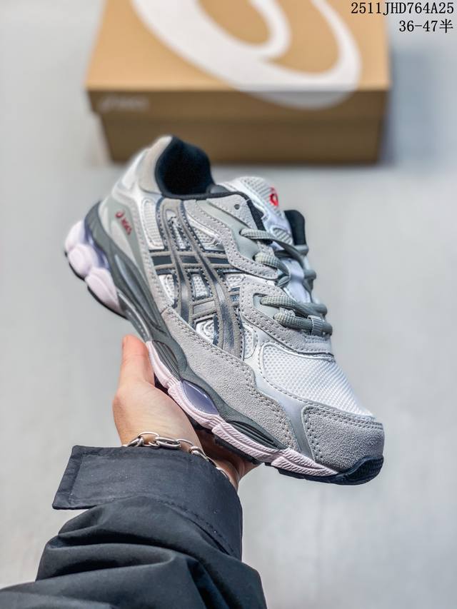 Asics Nyc Asics 亚瑟士 是日本实业家鬼家喜八郎创立的跑鞋运动品牌，名宇想法源自著名的拉丁谚语’Animasana In Corpore Sano