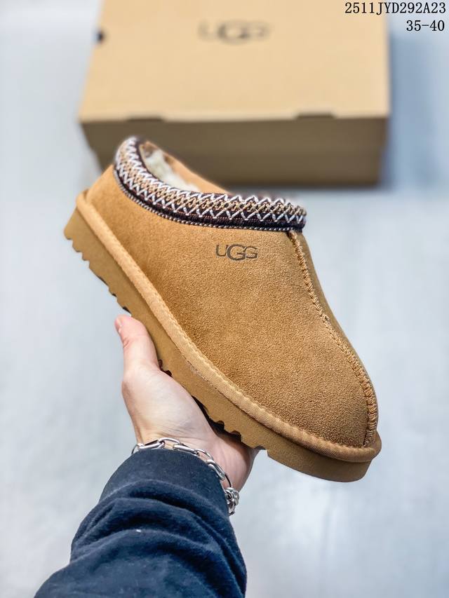 Ugg 雪地靴 广东原产，原楦原纸版开发版型，采用荔枝纹牛剖革鞋面材质，选用17毫米Uggpure 植入式羊毛里衬与可拆卸的Uggpure 植入式羊毛鞋垫，包头