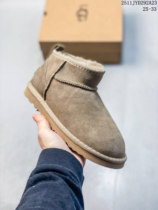公司级 Ugg 雪地靴 男女鞋广东原产，采用Tpu模压鞋面内嵌羚羊棕羊毛，鞋面具有防水功能，选用7毫米Uggpure 植入式羊毛里衬与可拆卸的Uggpure 植